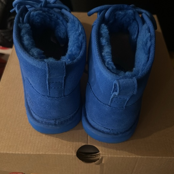 By angie: blue Uggs nothing is wrong with them worn once. - Picture 2 of 3